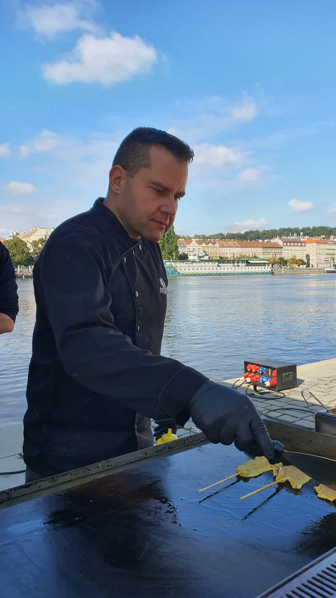 Tomáš Podskalský vaří thajské jídlo ve foodtrucku