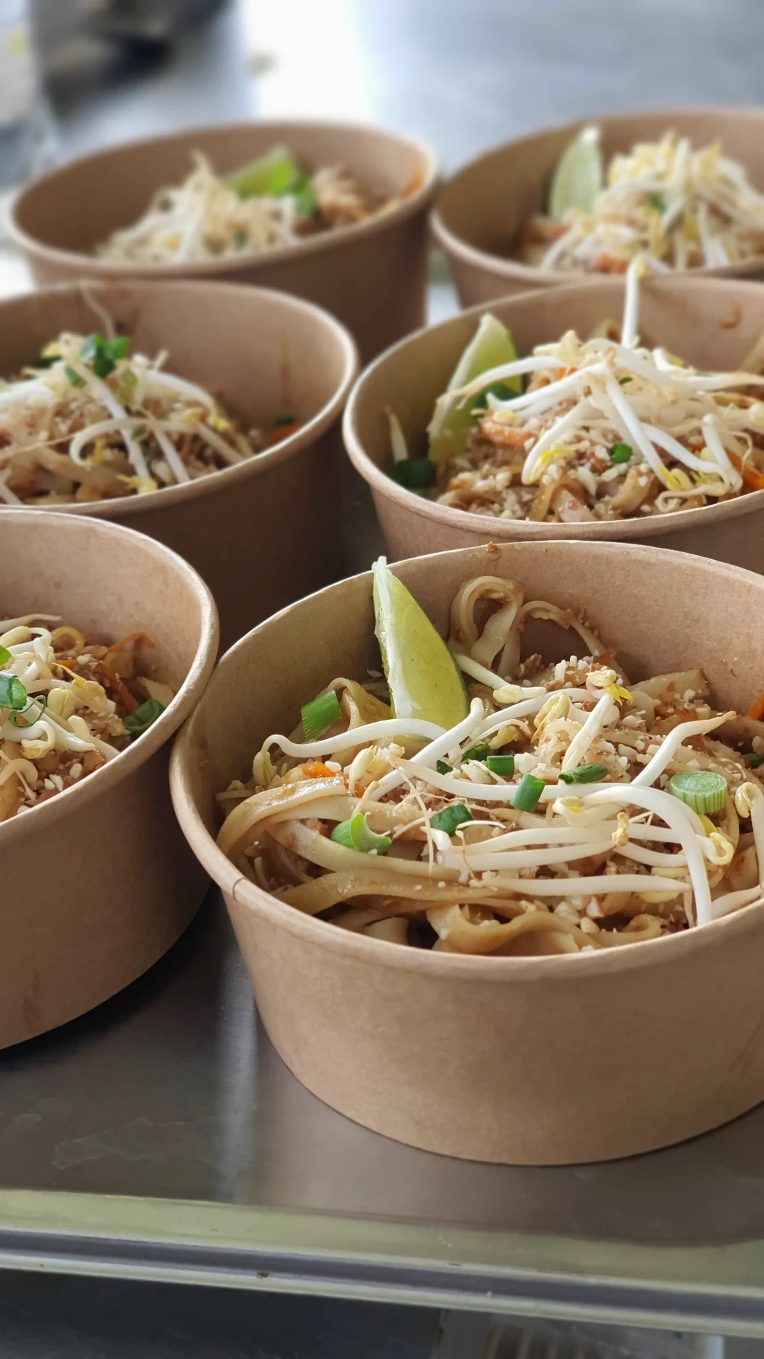 Pad Thai bowls připravené k odběru