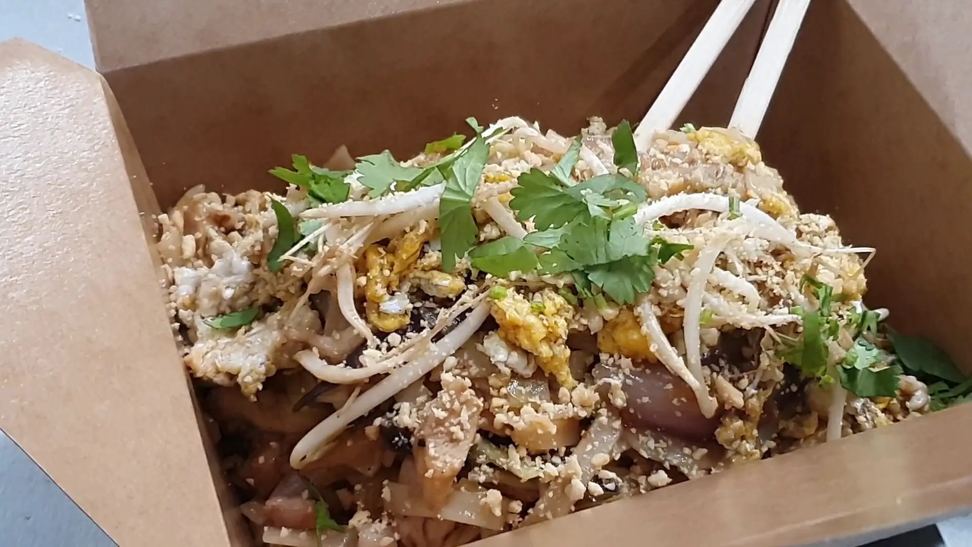 Pad Thai v krabičce k odnesení