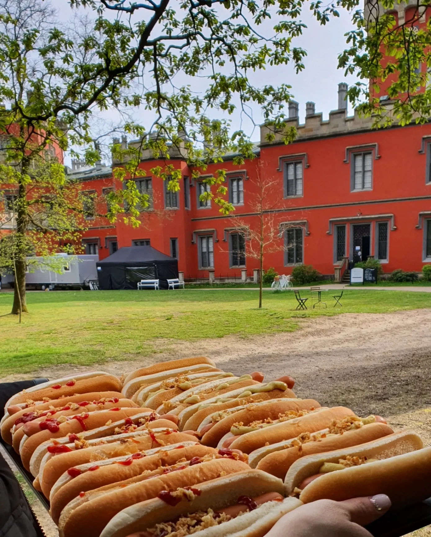 Hot dogy před zámeckým placem